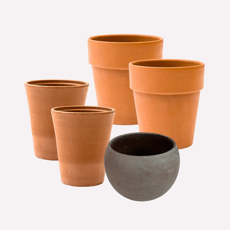 Collage van 5 terracotta potten