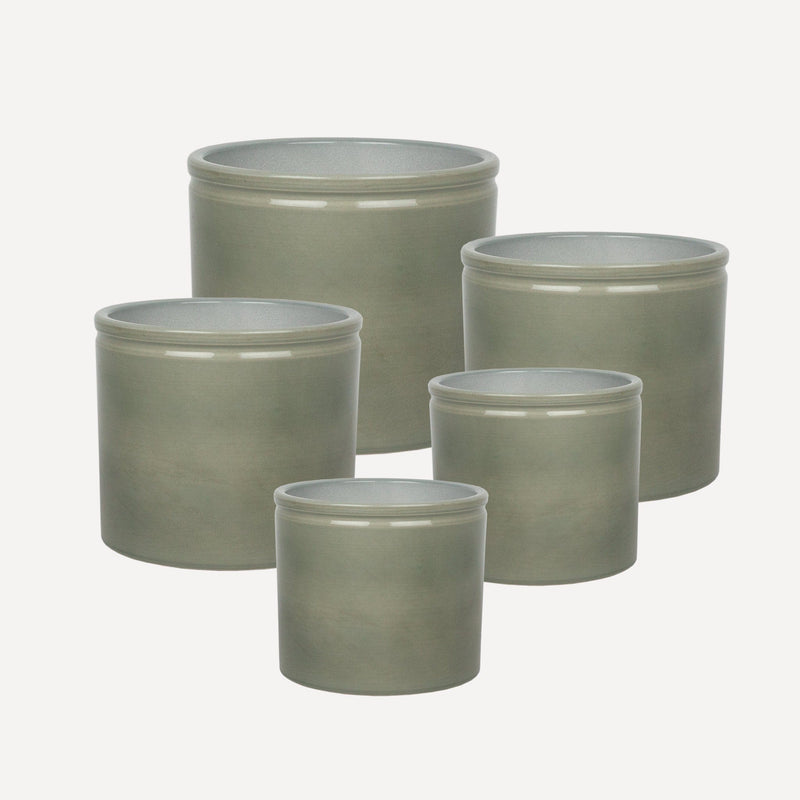 Collectie keramieken potten in kleur salie