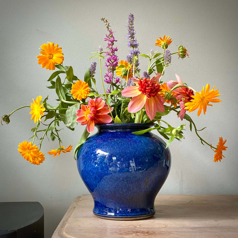 Biologische bloemen uit pluktuintje in vaas