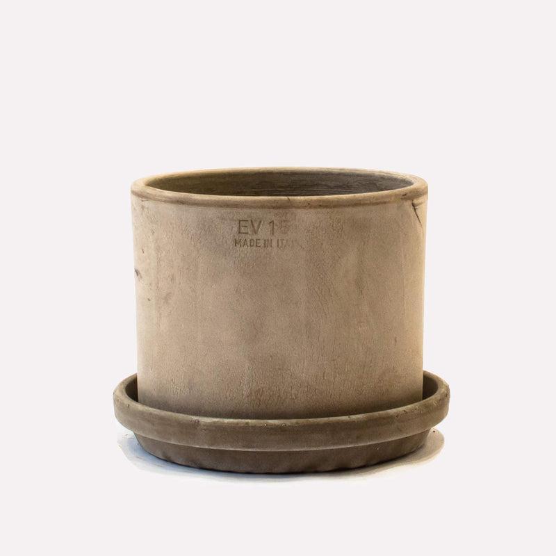 Strak grijze terracotta pot met schotel