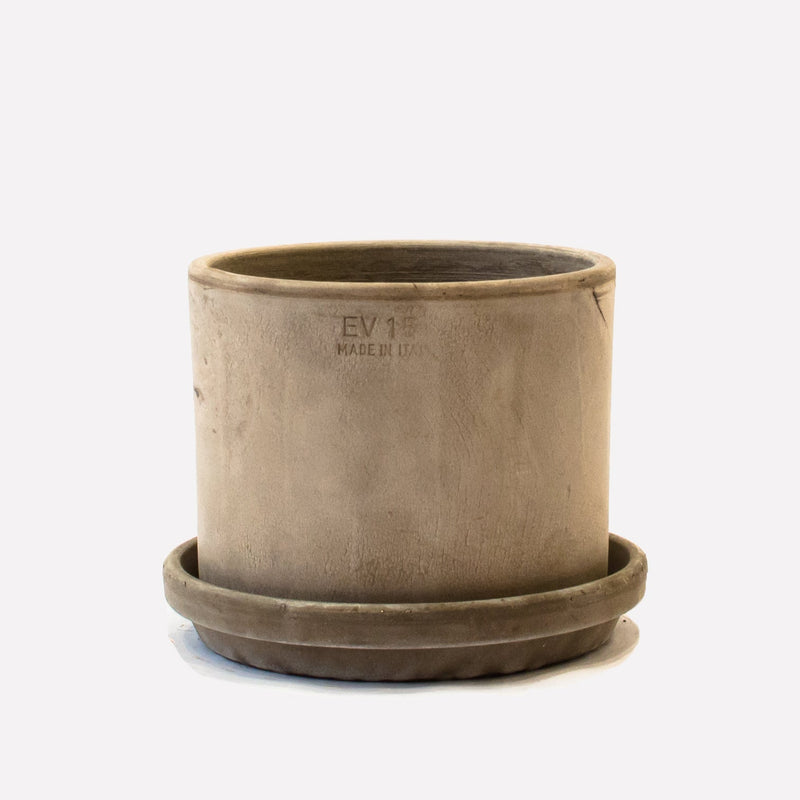 Strak grijze terracotta pot met schotel