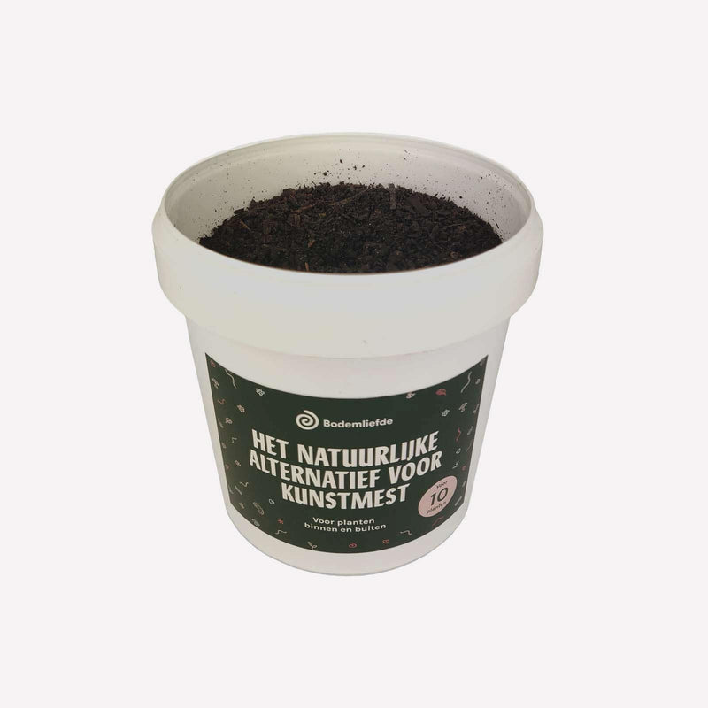 Emmer bodemliefde met open deksel bestaande uit supercompost