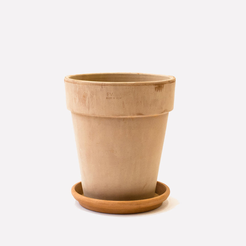 lichte terracotta pot met schotel