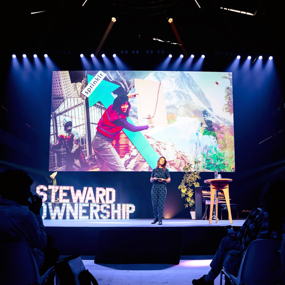 Sprinklr-oprichter Suzanne op een groot podium, wat een mijlpaal!