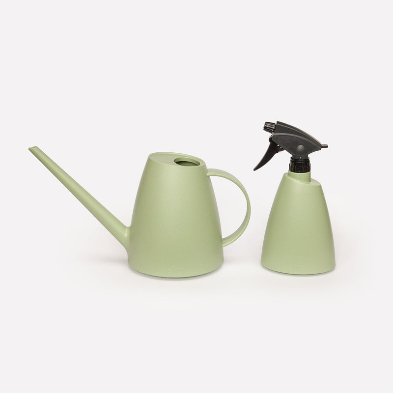 Productfoto van plastic gieter en plantenspuit in grijsgroene kleur