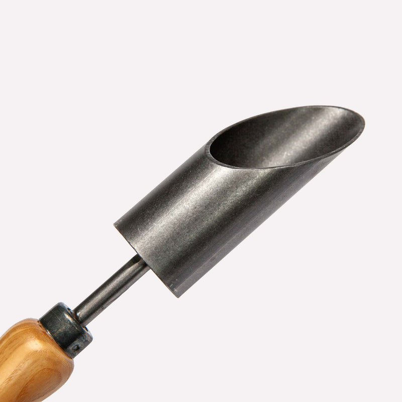 productfoto van kleine bollenpoter op witte achtergrond