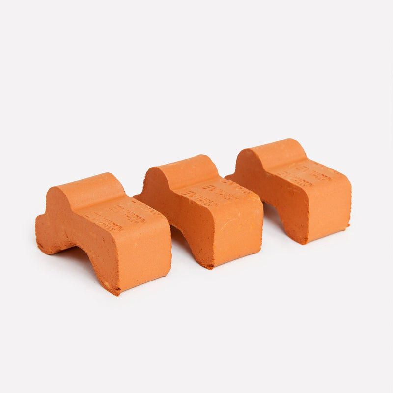 terracotta pottenpootjes op een witte achtergrond