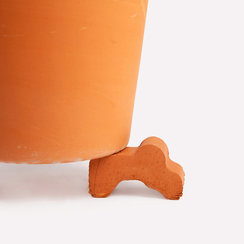 terracotta pottenpootjes close up met pot
